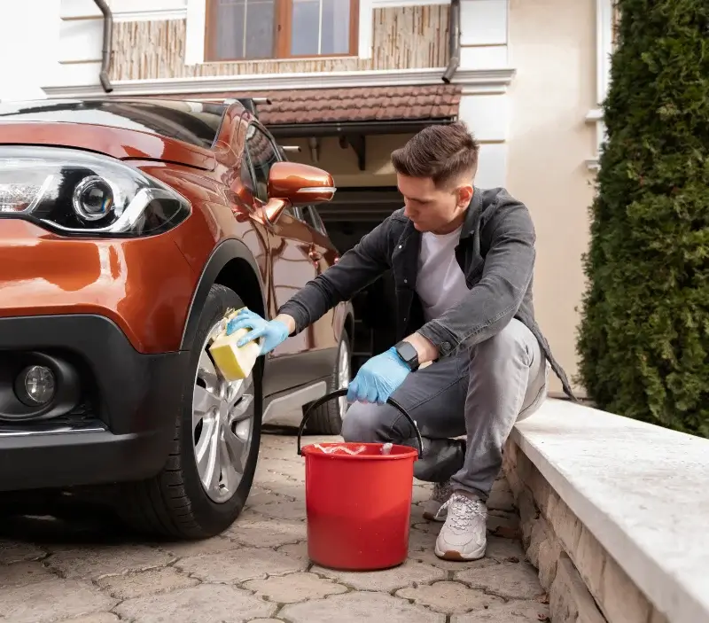 Lavage auto à domicile Ribaute-les-Tavernes : professionnel intervenant sur un véhicule